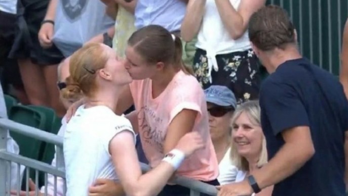Il bacio di Alison Van Uytvanck alla fidanzata a Wimbledon contro la paura
