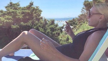 Antonella Clerici al mare: su Instagram prova costume superata