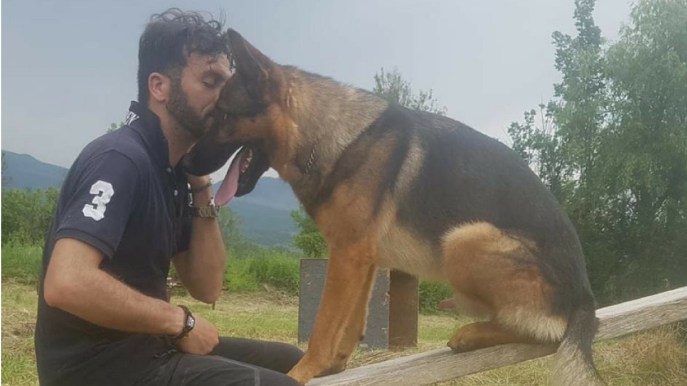 Il post commovente dell’addestratore di Kaos, il cane eroe di Amatrice