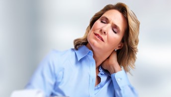 Pressione alta in menopausa: sintomi, cause, rimedi naturali