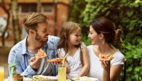 Tieni impegnati i bambini al ristorante con questi metodi creativi