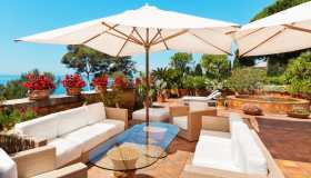 Come scegliere l’ombrellone da giardino perfetto per creare la tua oasi di relax