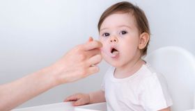 Bambini a tavola: come ridurre i rischi del soffocamento da cibo