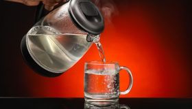 Acqua calda: davvero aiuta e dimagrire e a perdere peso?