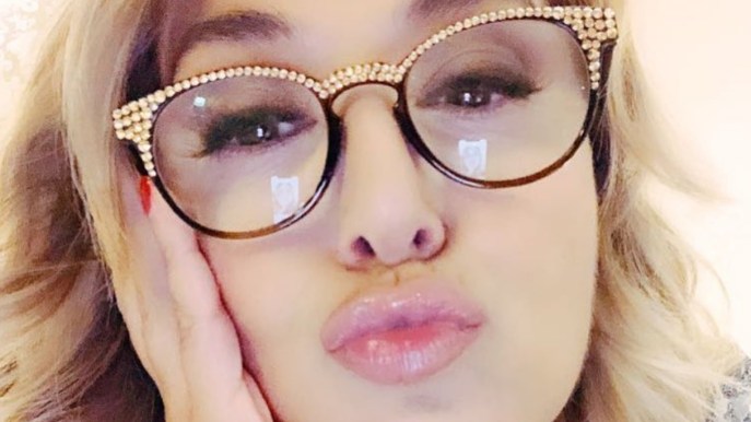Barbara D’Urso su Instagram con gli occhiali da vista fa impazzire i fan