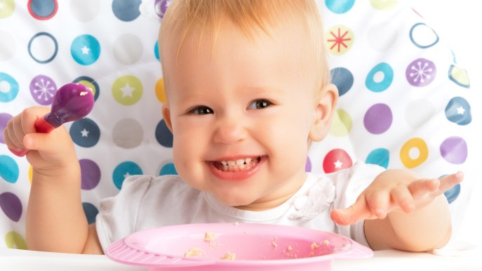Insegnare ai bimbi a mangiare da soli: una sfida che si vince con la leggerezza