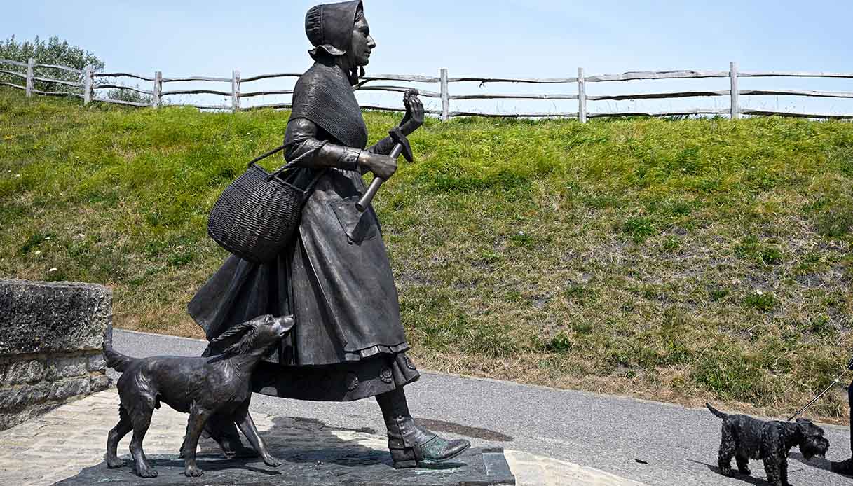 La statua dedicata a Mary Anning. Lyme Regis, Inghilterra