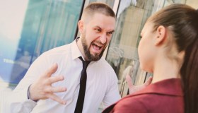 Urla in ufficio: anche questo è un abuso