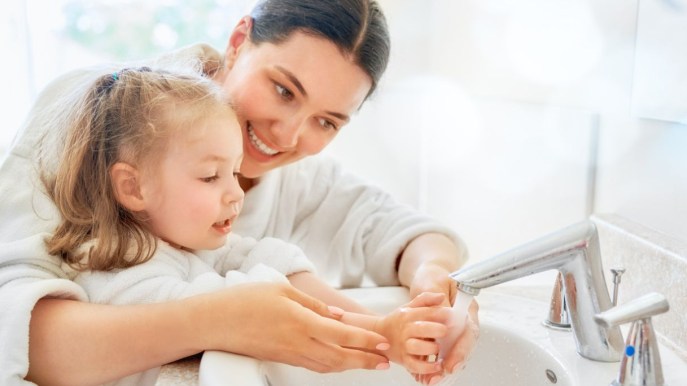Per i bambini è meglio il disinfettante mani o acqua e sapone?