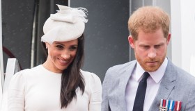 Meghan Markle alle Fiji: abito bianco di Zimmerman e in blu con pancino in vista