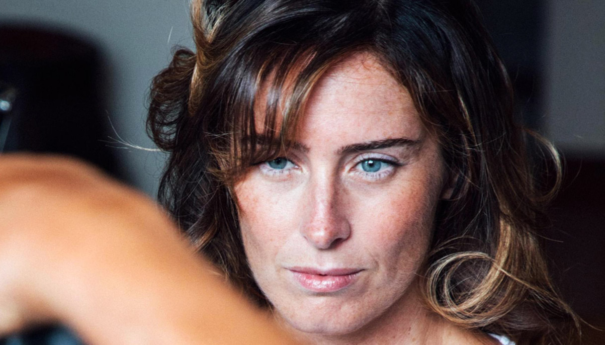 Maria Elena Boschi su Maxim: sguardi ammiccanti e capelli al vento