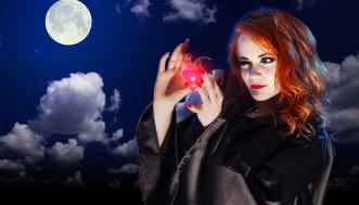 Miley Cyrus compie 31 anni e festeggia cantando Flowers