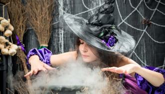 Miley Cyrus compie 31 anni e festeggia cantando Flowers