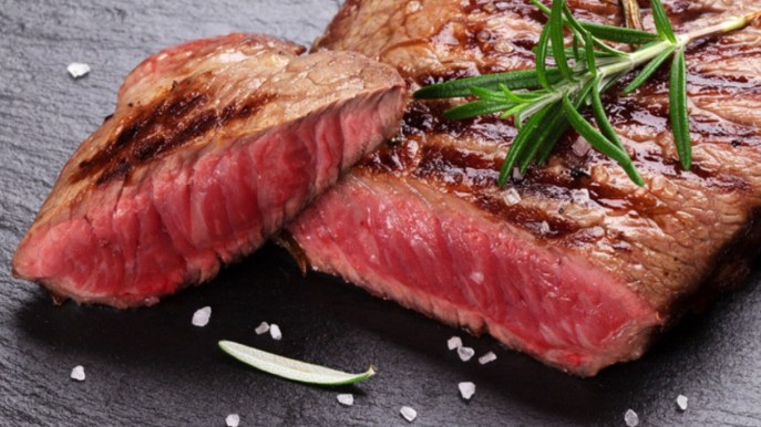 Carne rossa: quanta mangiarne a settimana e i rischi se si eccede