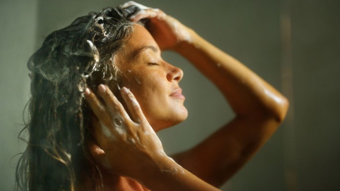 8 errori che fai quando ti lavi i capelli senza saperlo