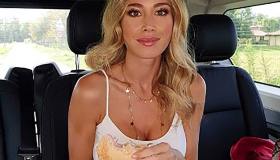 Diletta Leotta in costume col panino: “Più largo del suo giro vita”