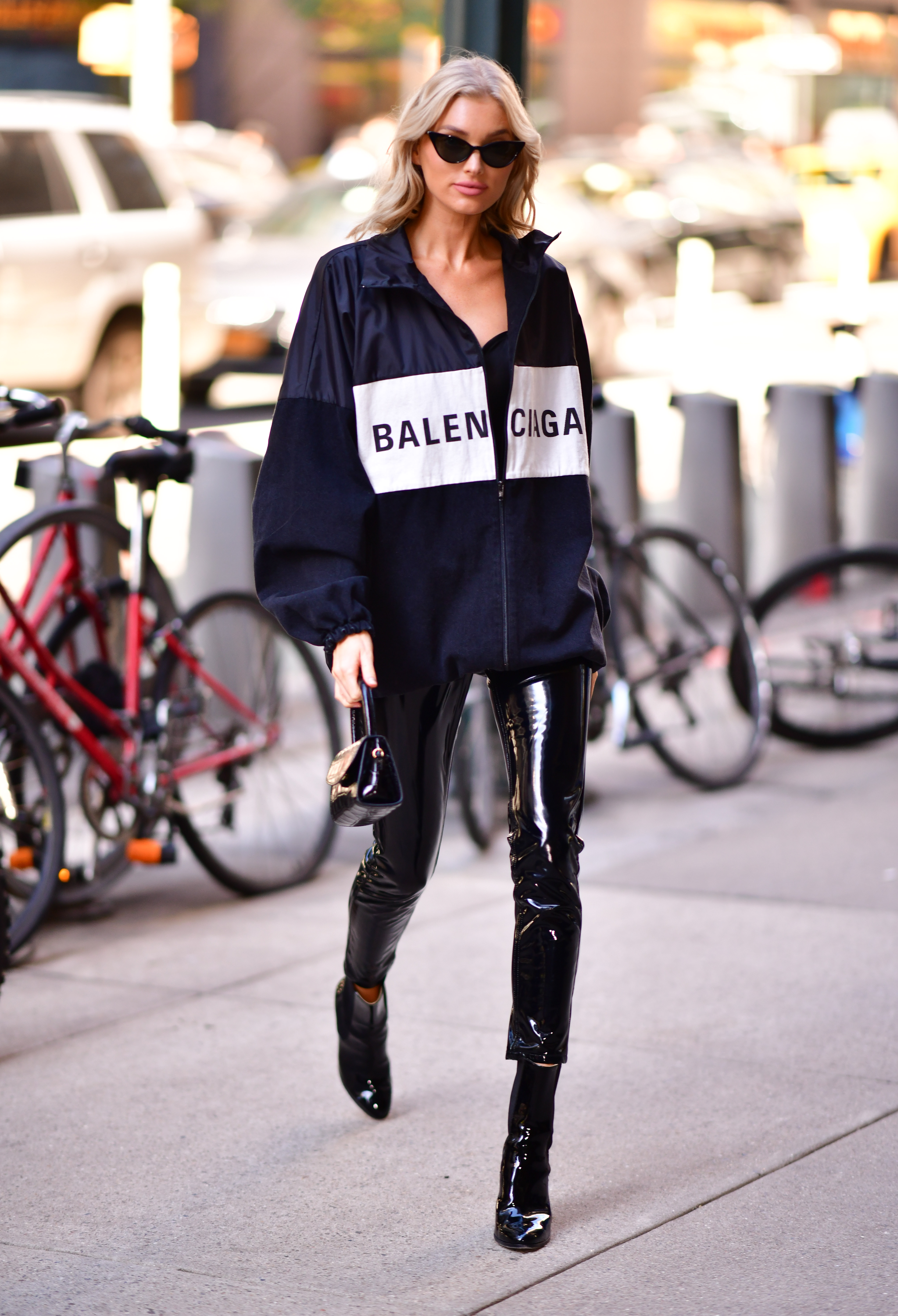 Elsa Hosk con maglia Balenciaga e pantaloni in vinile