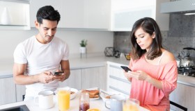 5 cose per stare in contatto col tuo partner, senza messaggiare tutto il giorno
