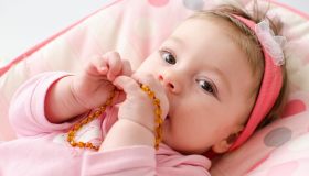 La collana di ambra baltica per la dentizione: scoprila