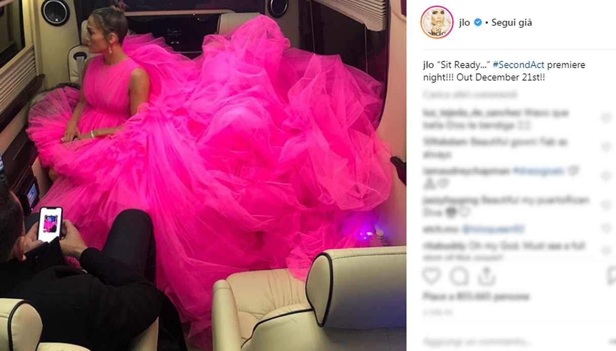 Jennifer Lopez lascia senza fiato con l'abito dal maxi strascico  Giambattista Valli