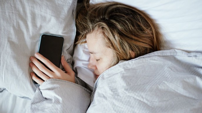 Sindrome da sleep-texting: cos’è e chi è a rischio