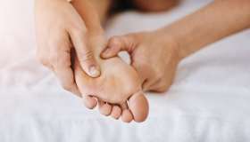 Massaggio ai piedi: tutti i consigli per accendere il desiderio