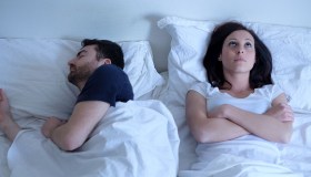 Dormire accanto al partner: perché non ci riusciamo