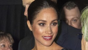 Meghan Markle splendida con l’abito scintillante. Ma i sandali rivelano l’alluce valgo