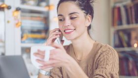 Parlare al telefono con la propria mamma è il rimedio contro la tristezza