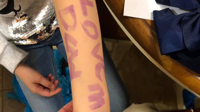A scuola c’è un allarme bomba, la bimba scrive una dolcissima dedica sul braccio per mamma e papà