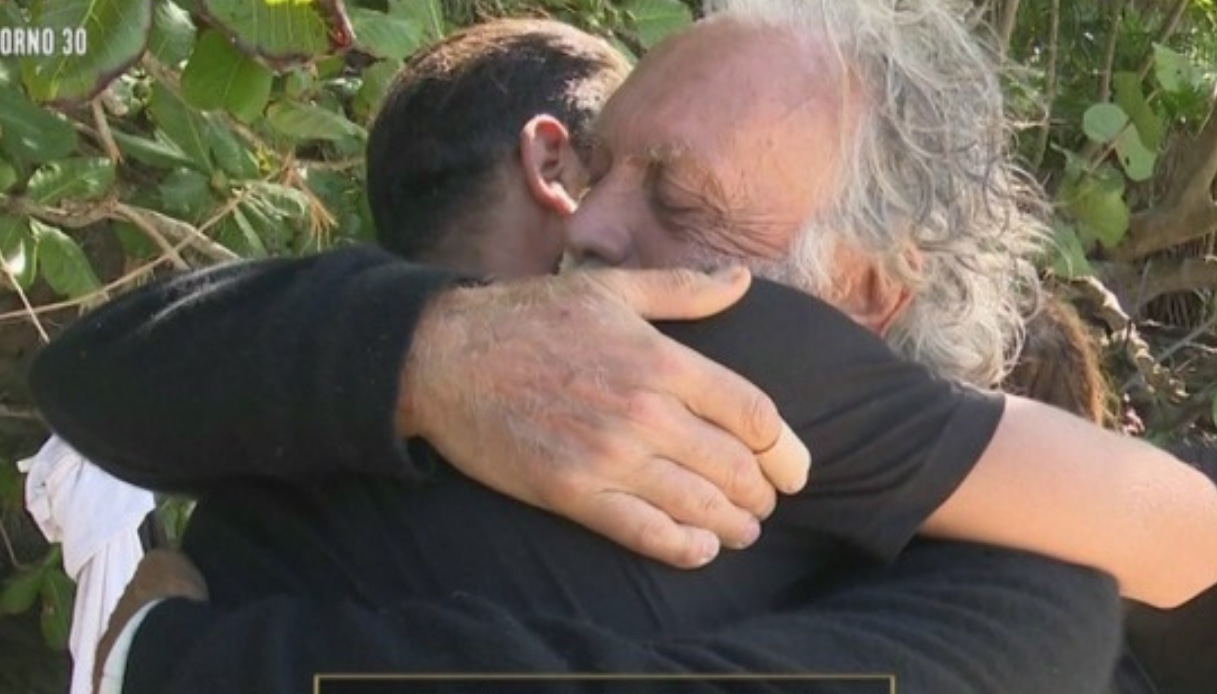 Isola, malore per Riccardo Fogli. Ma lui non lascia