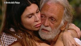 Isola, caso Corona-Fogli: gli ex Pooh difendono l’amico