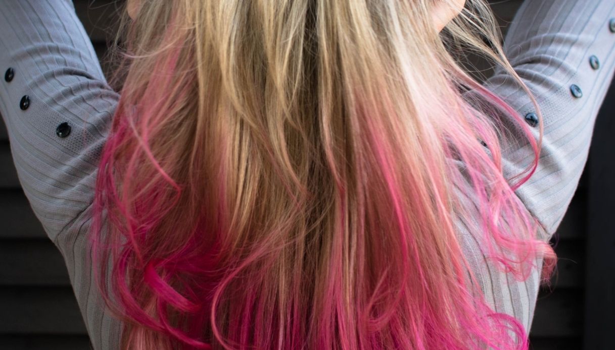 capelli da dietro biondi con punte rosa fucsia