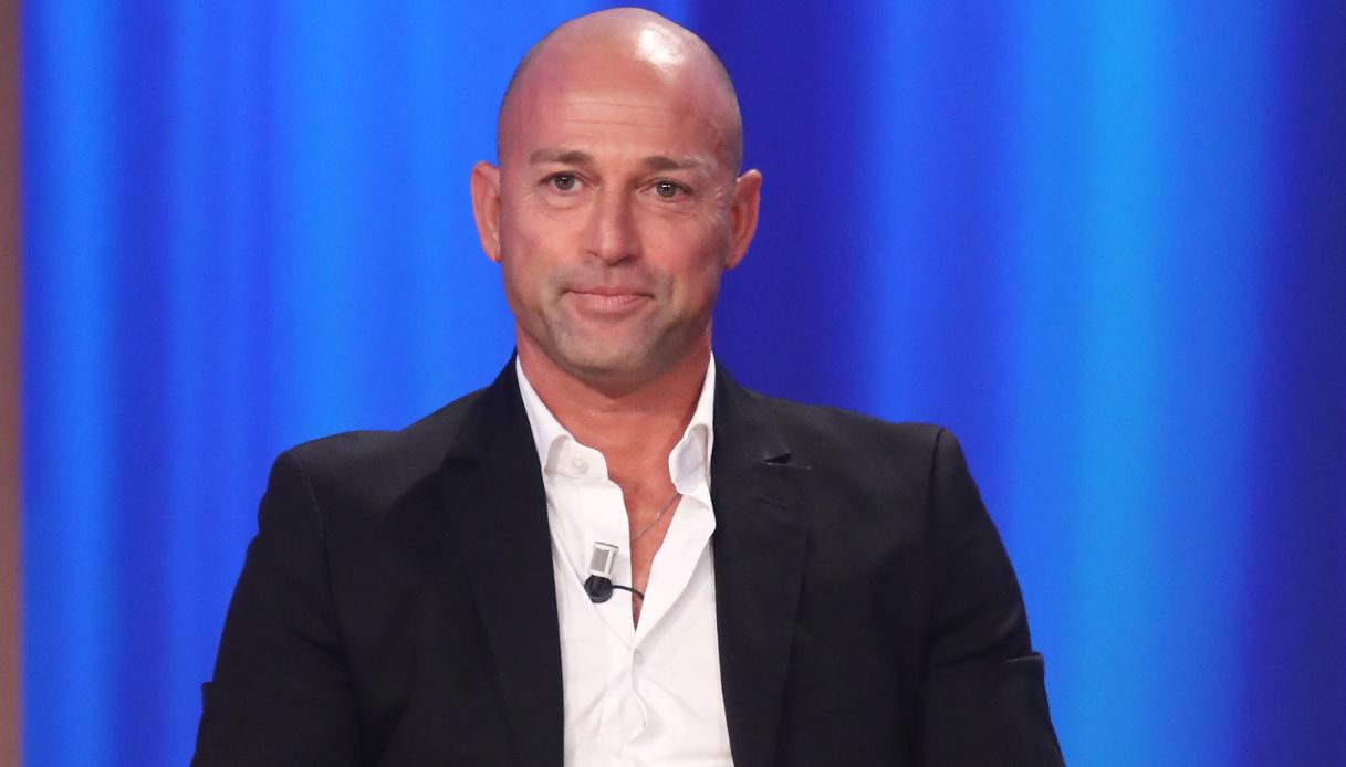 A casa di Stefano Bettarini: sontuosa e con una camera da letto da star