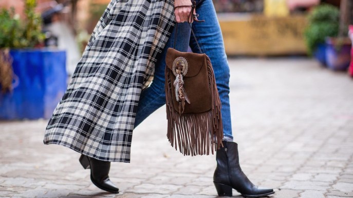 La borsa con le frange: come indossarla con stile