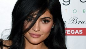 Kylie Jenner, la più giovane (e rifatta) miliardaria al mondo. Il segreto del suo successo