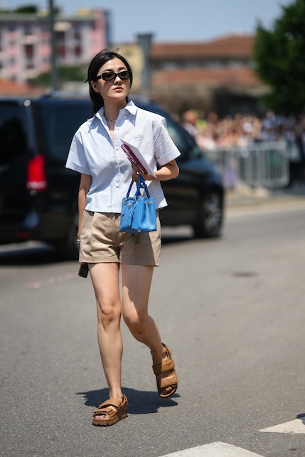 donna con camicia azzurra e shorts beige