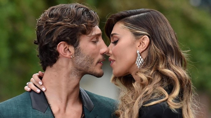 Belen e Stefano De Martino, è amore: scatta il bacio