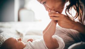 L’accudimento del neonato e l’importanza del contatto fisico