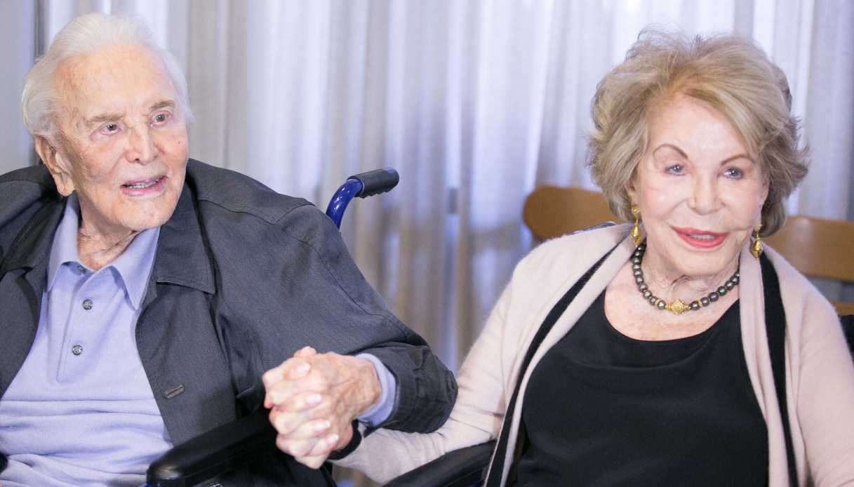 Kirk Douglas (102 anni) e Anne Buydens (100): l’amore che tutti sogniamo