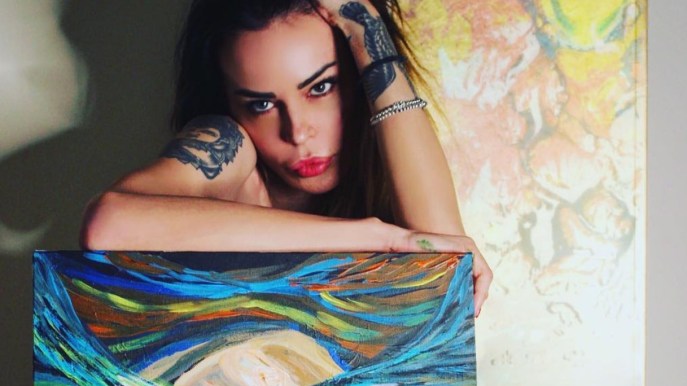 Nina Moric diventa pittrice (e non parla di Corona)