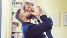 Le figlie femmine rendono i papà migliori. Lo conferma una ricerca