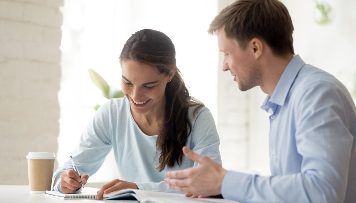 Andare a letto con un collega: come gestire una relazione in ufficio