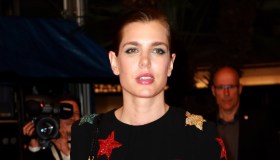 Charlotte Casiraghi sfida Cannes in shorts e calze velate come Kate Middleton