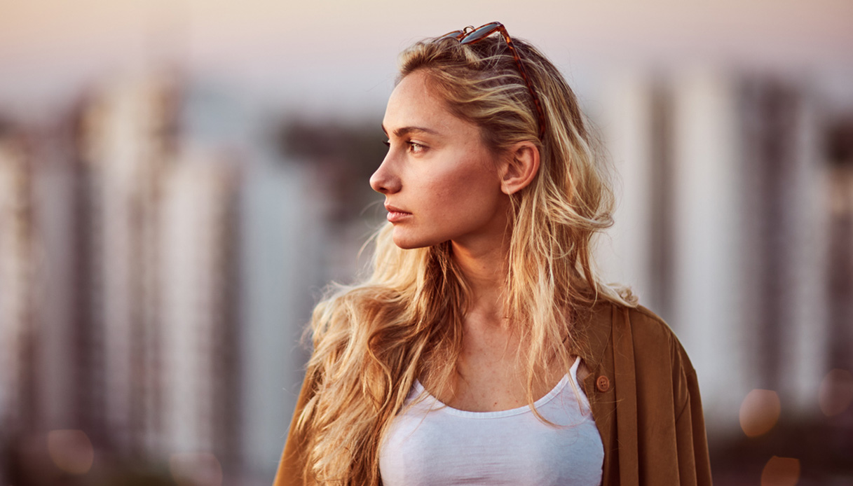 Ogni donna coraggiosa nasconde una storia. Non lasciare che gli altri la giudichino Ogni donna coraggiosa nasconde una storia. Non lasciare che gli altri la giudichino