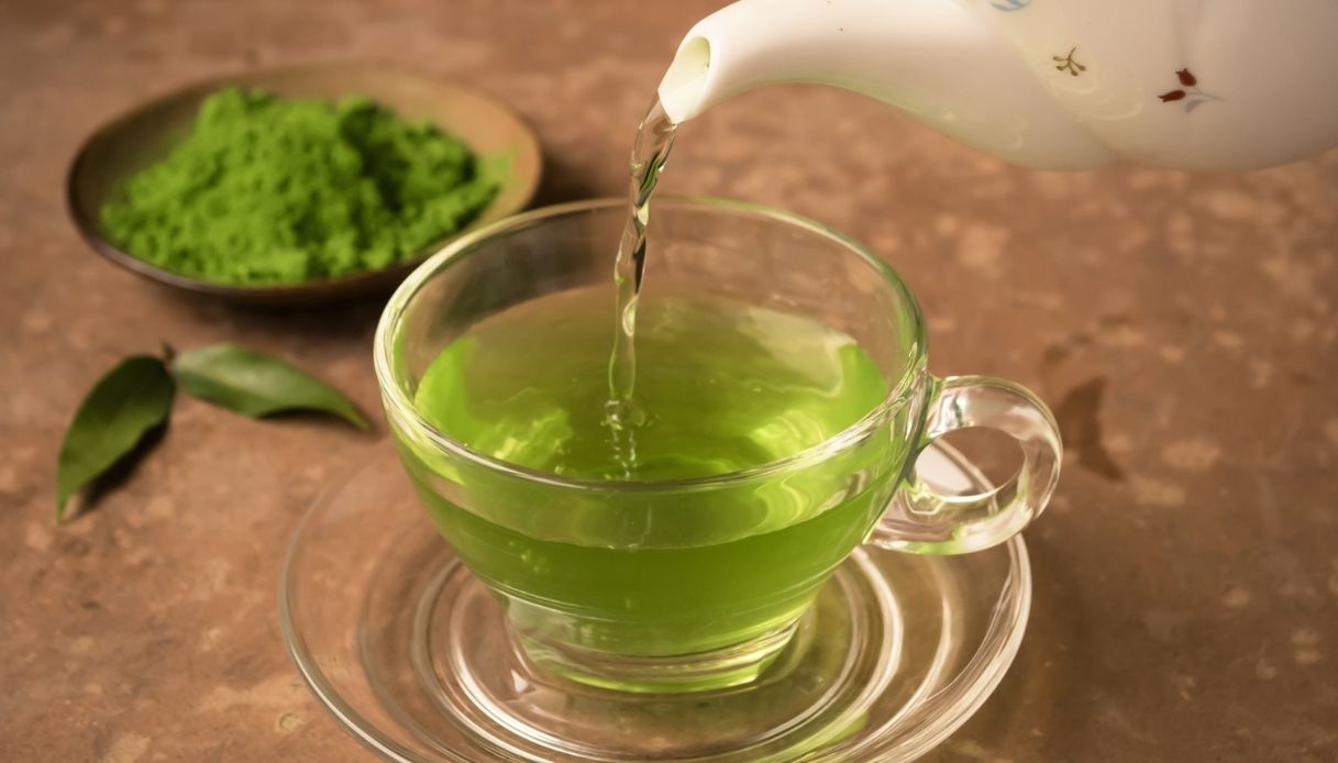 Tè verde: come inserirlo nella dieta, benefici e quando berlo