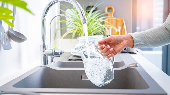 Bere l’acqua del rubinetto fa davvero bene? Il parere dell’esperto