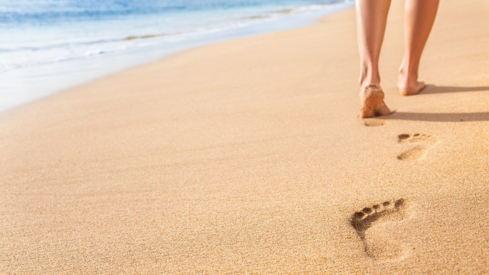 Beach walking, tutti i benefici di camminare sulla spiaggia