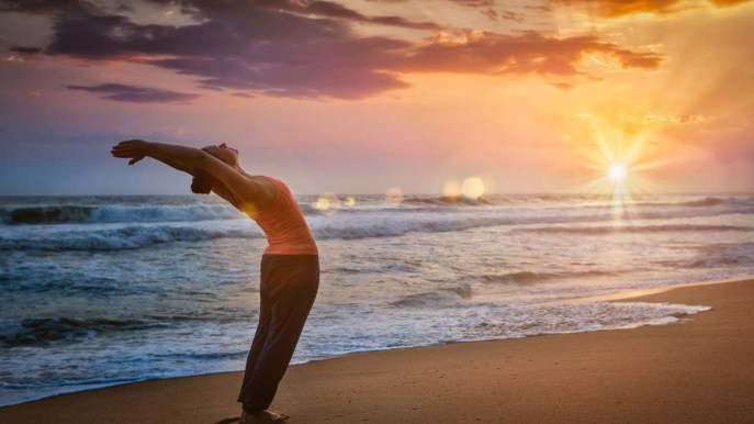 Cos’è e come si svolgono le posizioni yoga del Saluto al Sole