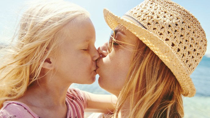 “Baciare sulla bocca i miei figli è bellissimo”